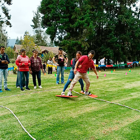 Juegos feria de pueblo: carrera de esquís en equipo