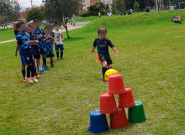Juegos feria de pueblo: derribo de torres